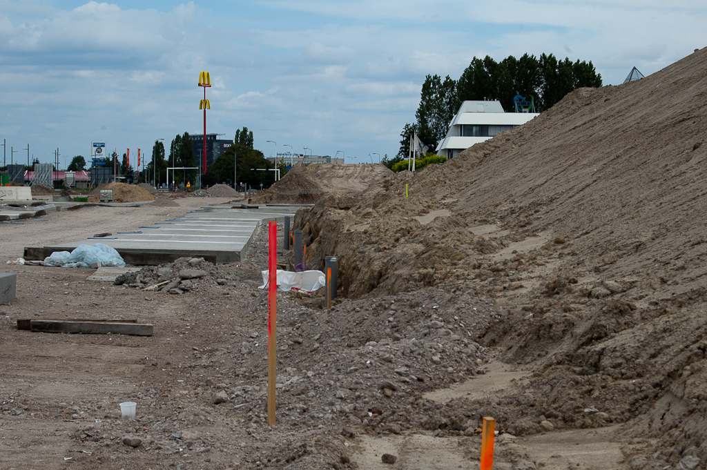 20110710-115555.jpg - Het lijkt wel te passen met het fietspadtalud langs de rijbaan, maar toch staat er een opvallende piketpaal.