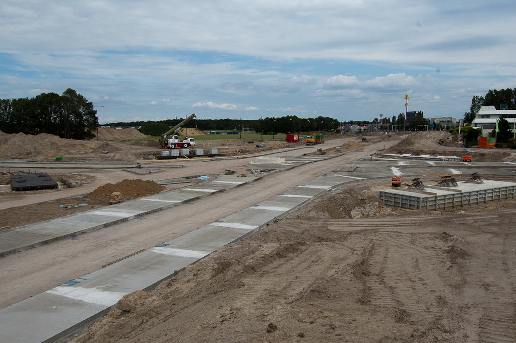 20110710-115825.jpg - Hovenring na 16 weken verbouwing, en drie weken na afsluiting voor alle verkeer. Aanleg betonnen opstelstroken in uitvoering, met opvallende witte dwarsstrepen...  week 201126 