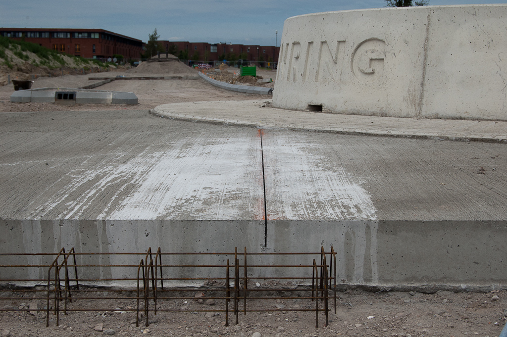 20110710-120219.jpg - ...het zijn de resten van koelvloeistof dat is vrijgekomen bij het inzagen van het beton, mogelijk om thermische werkingen in de rijbaan op te vangen.