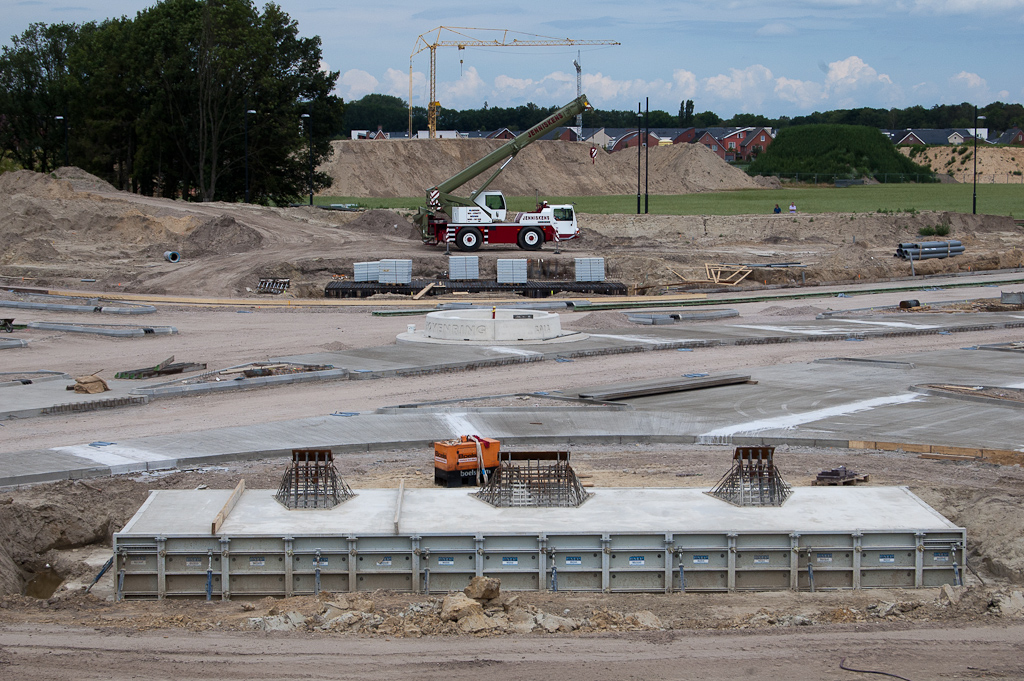 20110710-120548.jpg - Zuidelijk hoekpunt van de fietsrotonde. Foto genomen vanaf het talud waar je uiteindelijk met de fiets de rotonde oprijdt.