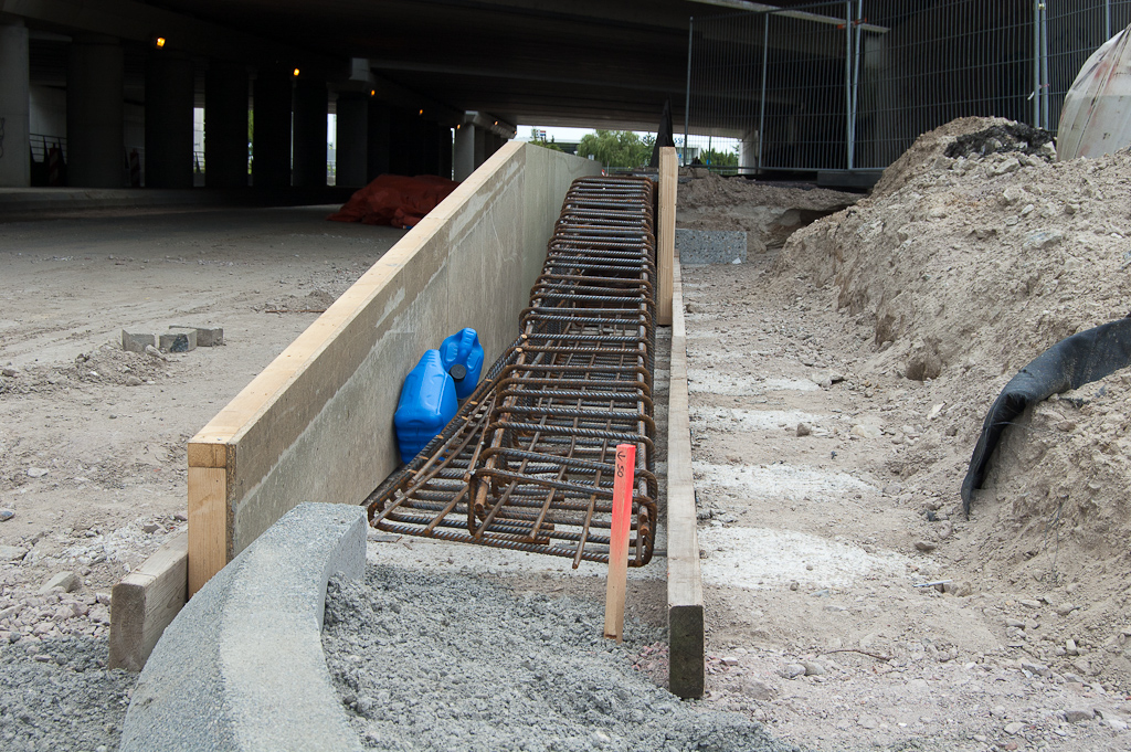 20110710-122012.jpg - ...het wordt de derde van vier betonnen overgangen van grondkering onder het viaduct naar opsluitband.