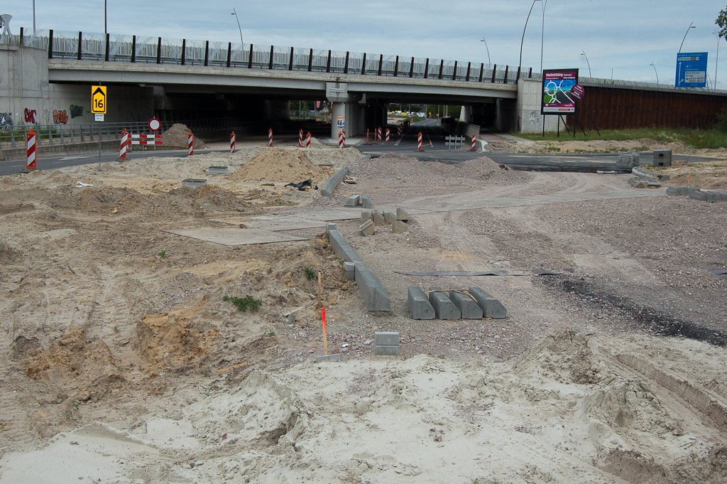 20110710-122338.jpg - Geen zichtbare progressie aan de Eindhovense kant van het viaduct Meerenakkerweg.  week 201126 