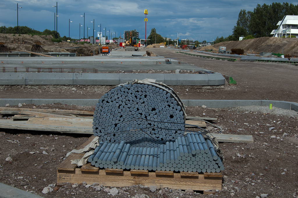 20110717-151500.jpg - In de betonnen rijbanen worden deze cylinders verwerkt, die metalig aanvoelen.