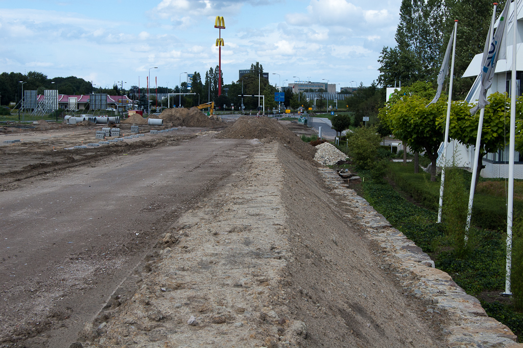 20110717-153930.jpg - Toch bereikt de natuurstenen muur niet de totale hoogte van het dijklichaam, zodat er naast het fietspad nog een taludje is.