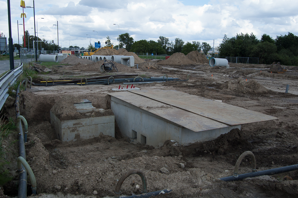 20110717-155240.jpg - De betonnen plaat met vierkante gaten die we enkele foto's eerder op de Heerbaan zagen, is hier in de Noord-Brabantlaan verwerkt in een soort put-constructie. Toch iets voor het water? Het naburige riooldeksel wijst daar ook op.