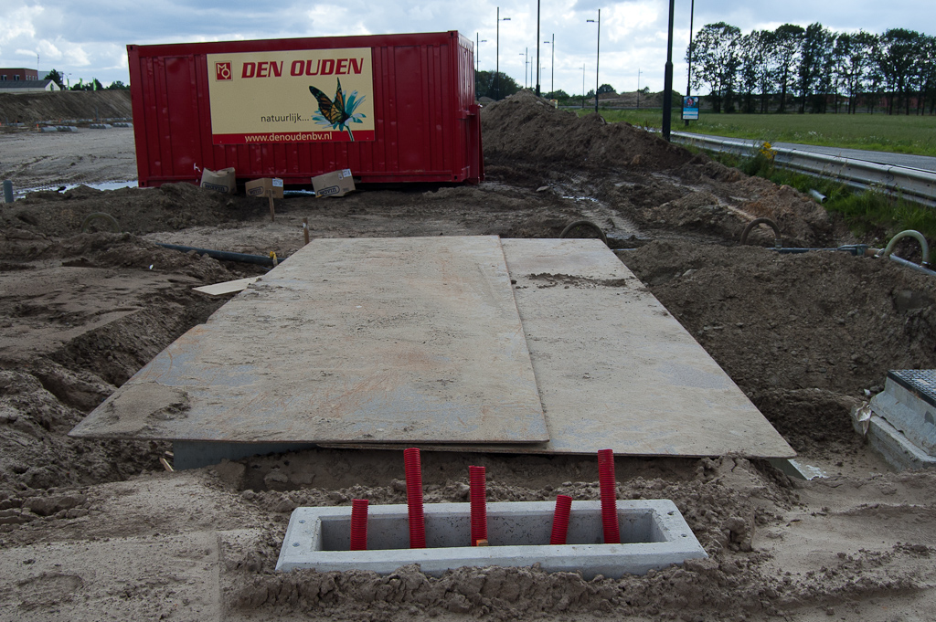 20110717-155430.jpg - Toch steken er ook leidingkokers uit een betonnen schacht, die er uit ziet alsof er een schakelkast op komt.