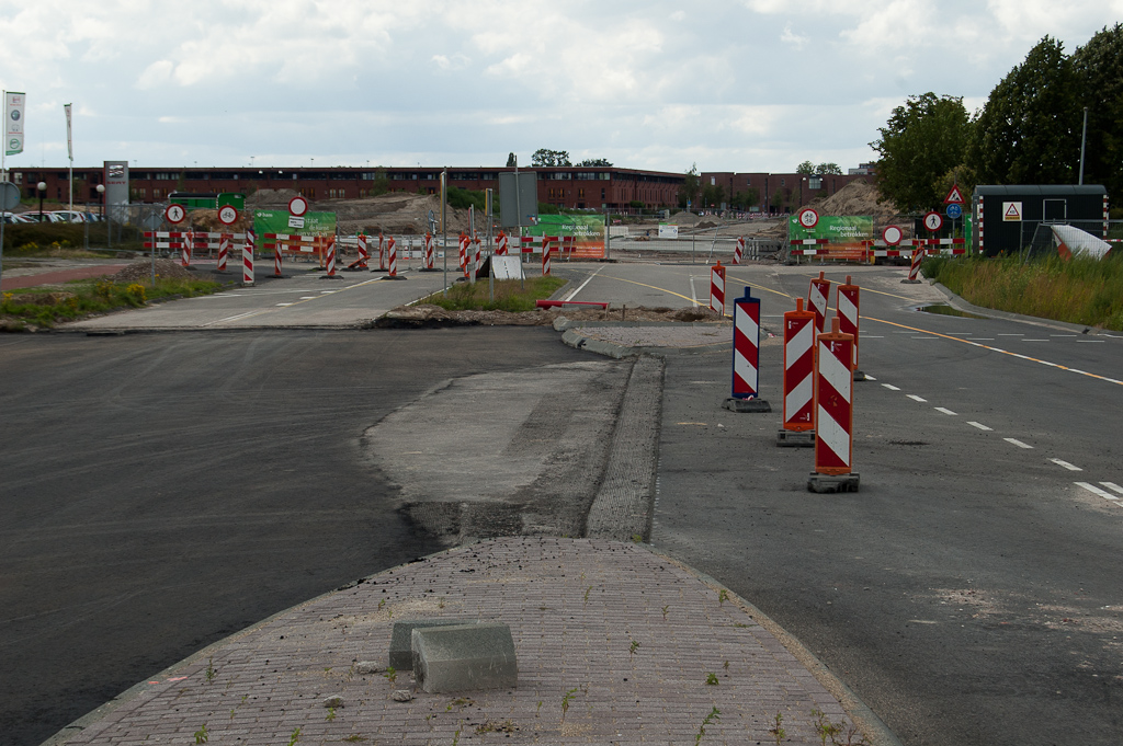 20110717-160707.jpg - De nieuwe verharding is netjes aangesloten op de oude rijbanen richting de Hovenring, maar het lijkt duidelijk dat uiteindelijk ook dat oude asfalt wordt vervangen.  week 201124 