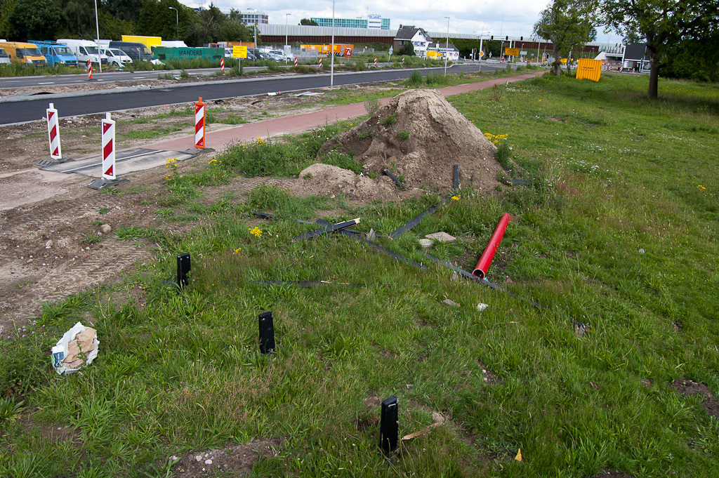 20110717-160900.jpg - Nog maar een bouwbord gesneuveld, nu bij de Heistraat. Je kunt in de verte bij de rijbaan nog wat brokstukken zien liggen.  week 201111 