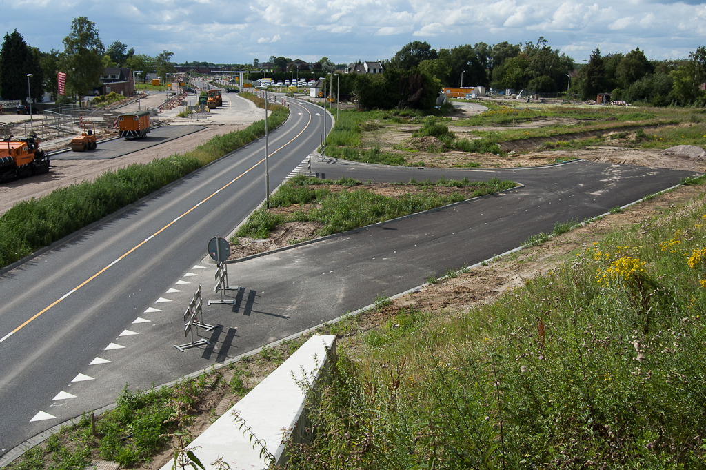 20110717-161848.jpg - Meer nieuw asfalt, nu in de zuidelijke rijbaan van de Heistraat/Meerenakkerweg ten westen van het viaduct Meerenakkerweg in de A2/N2.  week 201127 