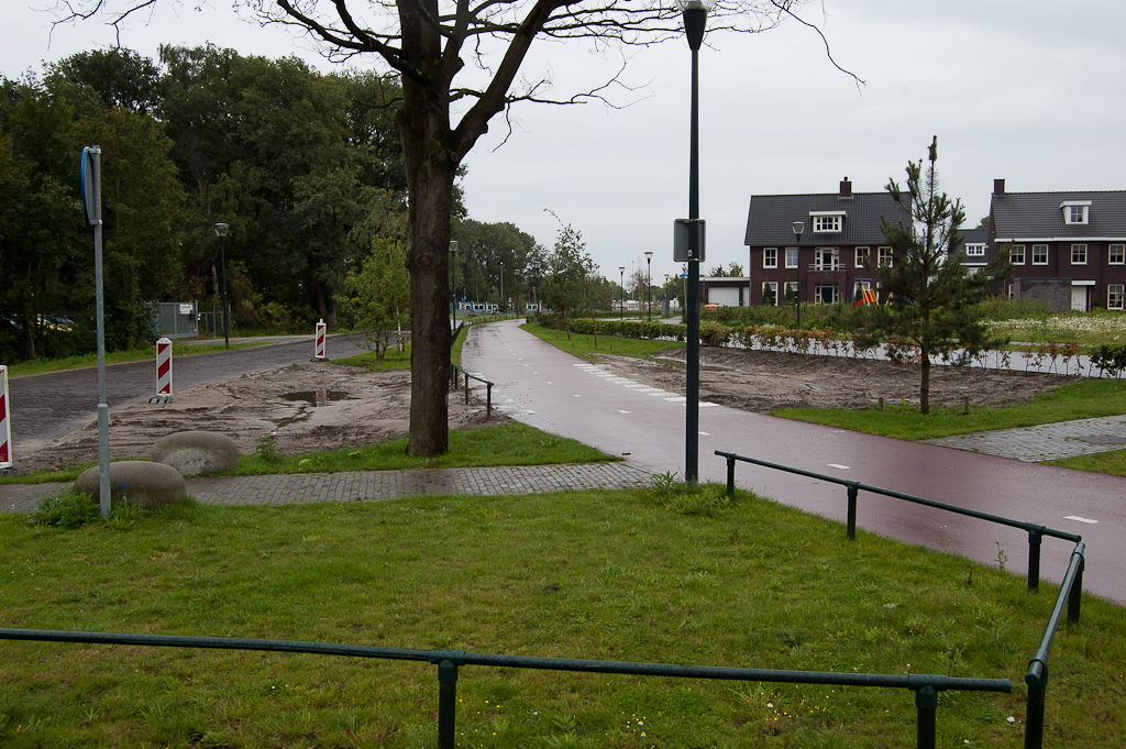 20110724-131117.jpg - Oversteekje voor motorvoertuigen tussen (oude) Sliffertsestraat en de Nieuwe Sliffertsestraat bij de Grassavanne weer verwijderd. De definitieve verbinding tussen de twee, bij de verlengde Meerhovendreef, is dan ook voltooid.  week 201119 