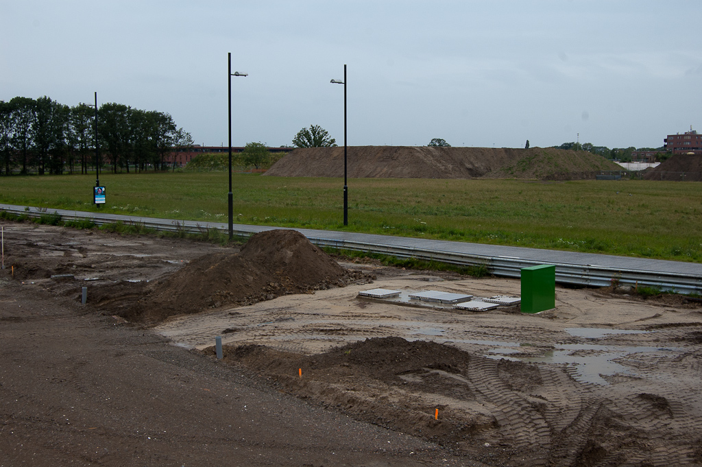 20110724-133906.jpg - Betonconstructie tussen Noord-Brabantlaan en busbaan is nu ingegraven.