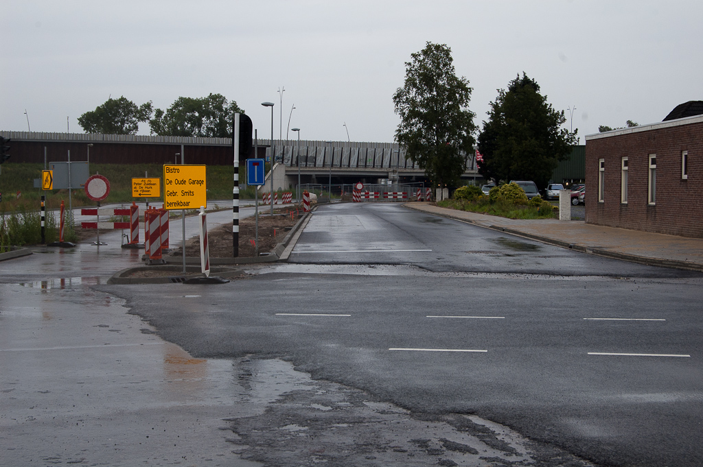 20110724-135123.jpg - Nieuw asfalt op de Peter Zuidlaan, hier parallel aan de Heistraat, die een aanzienlijk breder wegprofiel heeft gekregen.  week 201122 