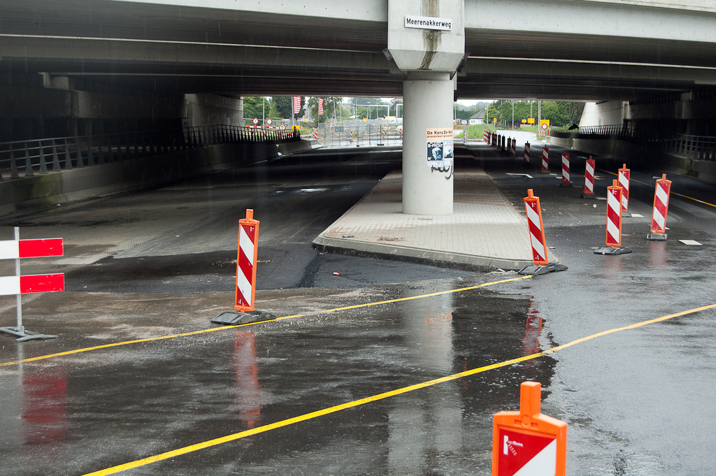 20110724-140704.jpg - ...maar dichterbij zie je het nieuwe asfalt in de meest linkse rijstrook van de Heistraat/Meerenakkerweg. Een driehoekje is overgeslagen. Dat zal wel worden gedraaid als het faseringsoversteekje op de voorgrond uit verkeer is genomen.  week 201126 