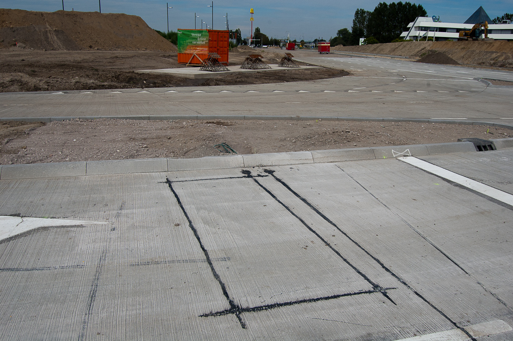 20110820-152626.jpg - Ook detectielussen aangebracht, waarbij het afvulsel nogal afsteekt tegen het blanke beton. Hopelijk zal dit beeld verzachten als er eenmaal verkeer overheen rijdt.