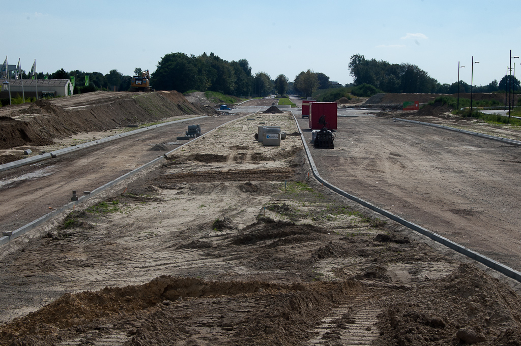 20110820-153241.jpg - Noord-Brabantlaan in de richting Hovenring. Waarom is die middenberm voor in de foto ook al weer zo breed...  week 201129 