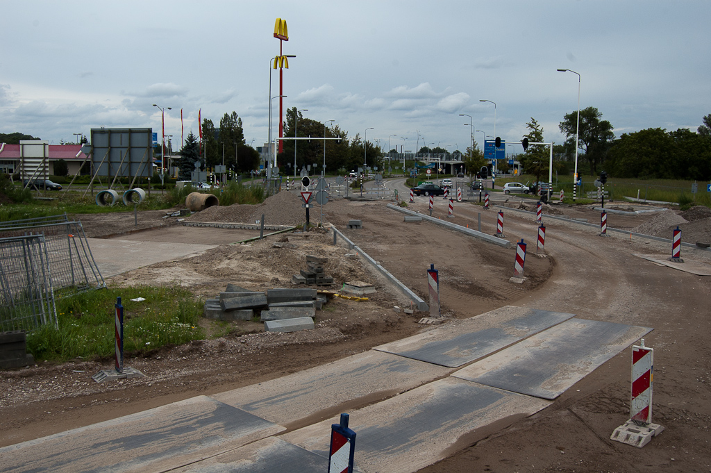 20110828-131040.jpg - Reden van die fasering lijkt een plaatselijke vervanging van de betonnen busbaan links te zijn. Er liggen wat rioolbuizen verderop, zowel nieuwe als gebruikte.