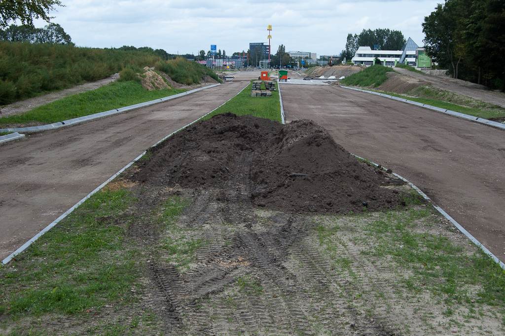 20110828-132053.jpg - Heerbaan met een ontgraving in de middenberm...  week 201128 