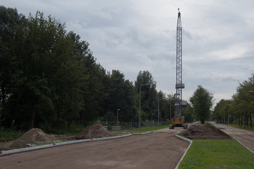 20110828-132805.jpg - De aanwezigheid van een werktuig van de firma van 't Hek, specialist in het zware funderingswerk, stemt ons optimistisch.