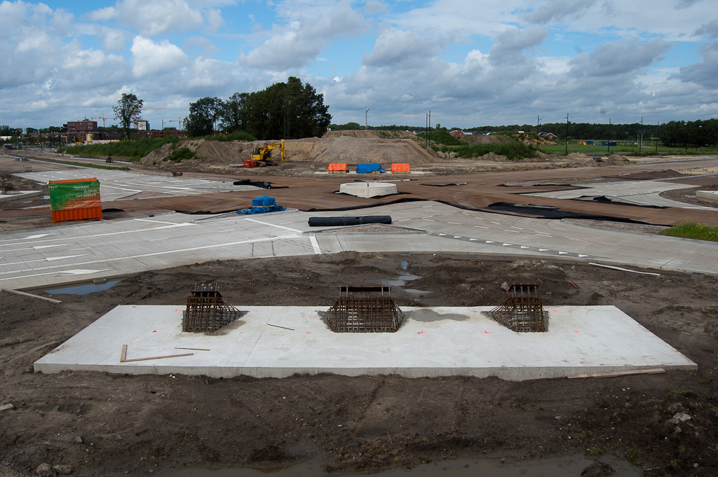 20110828-133153.jpg - Van de vier hoekpunten lijkt het werk in de zuidelijke (voorgrond) even stil te staan, maar aan de overkant kun je aan de oranje en blauwe afdekfolie zien dat er recent beton gestort is...  week 201133 