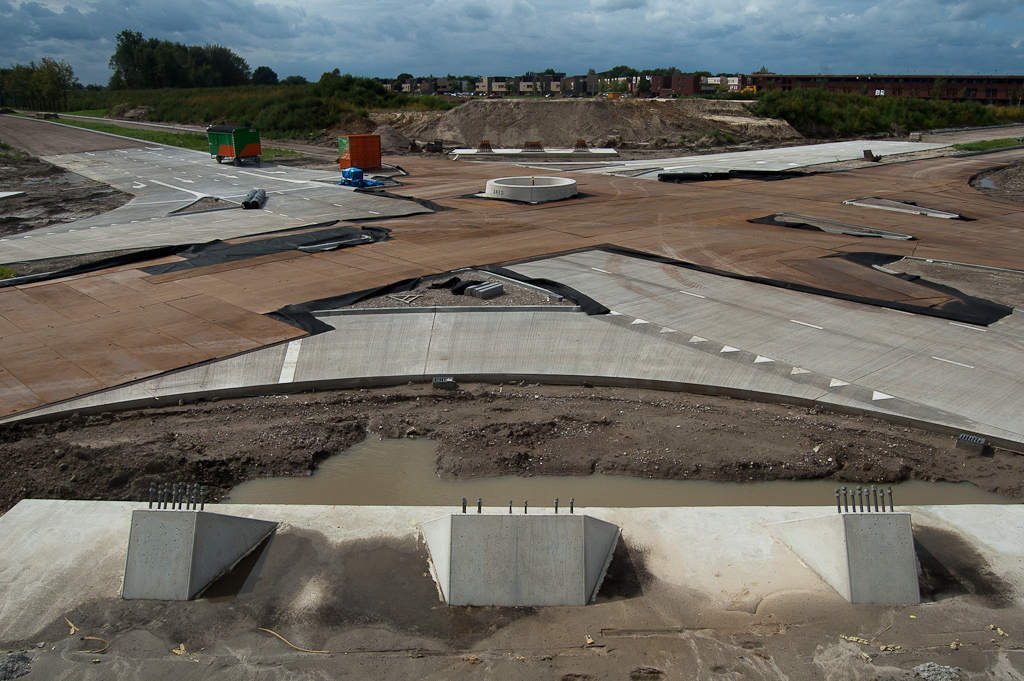 20110828-133842.jpg - ...en in het oostelijk hoekpunt is het betonwerk afgerond. Aan de nog uit-stekende draadeinden verwachten we dan de bevestiging van stalen staanders onder de verhoogde fietsrotonde.  week 201133 