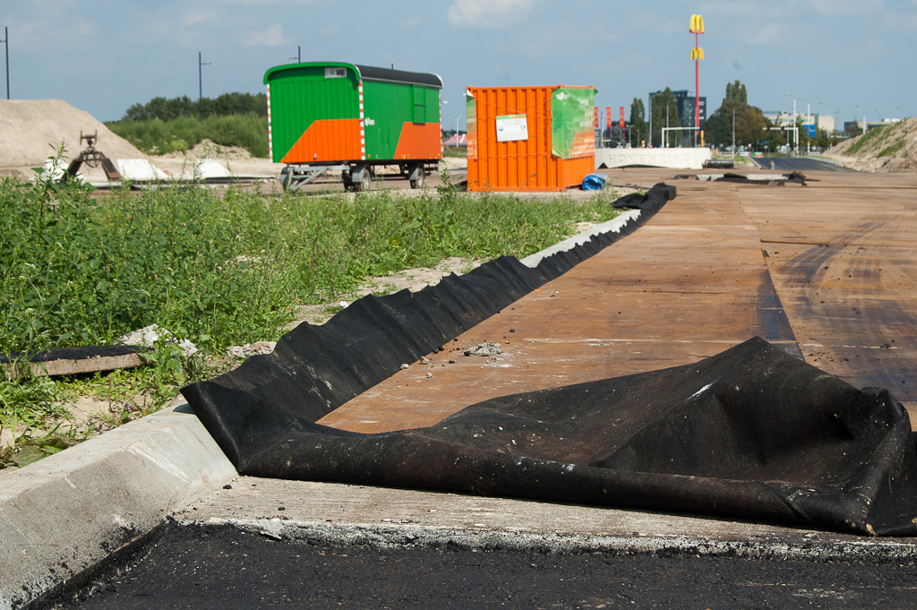 20110903-130419.jpg - ...en als je bij de Hovenring kruising gaat kijken zie je het precisiewerk dat zowel bij opsluitbanden als betonnen opstelstroken nog enkele centimeters overlaat voor de toplaag.