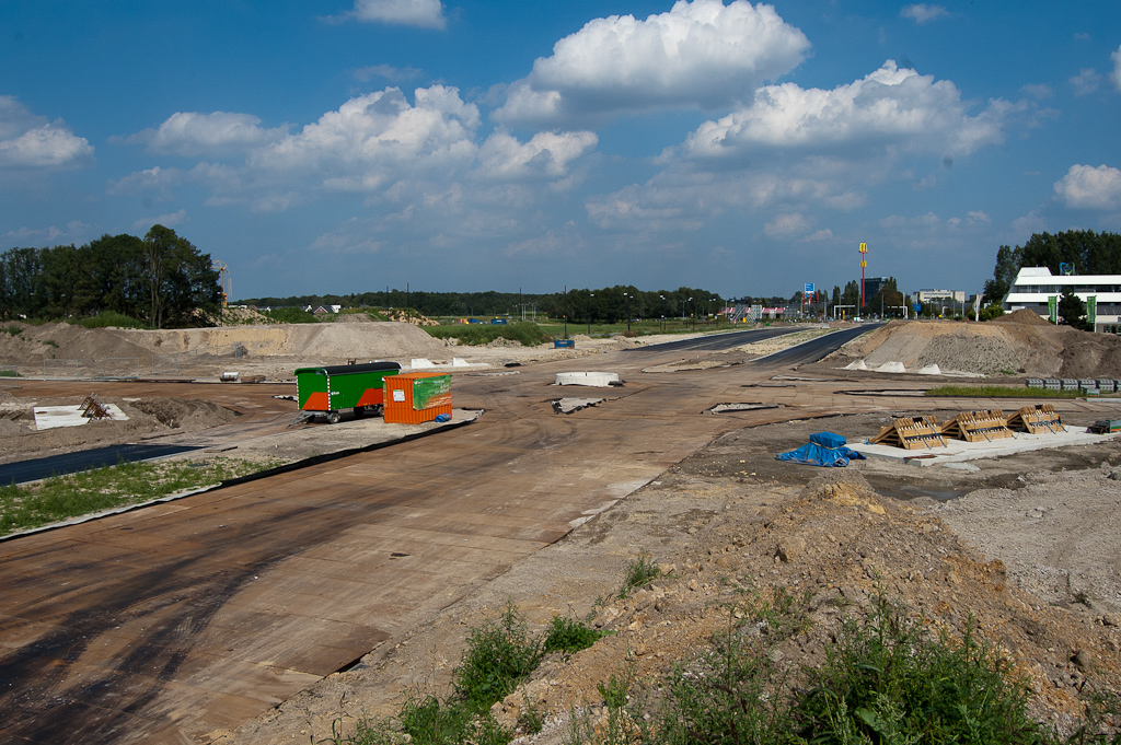 20110903-130710.jpg - Al de betonnen rijbanen in de Hovenring kruising nu afgedekt met folie en rijplaten.  week 201134 