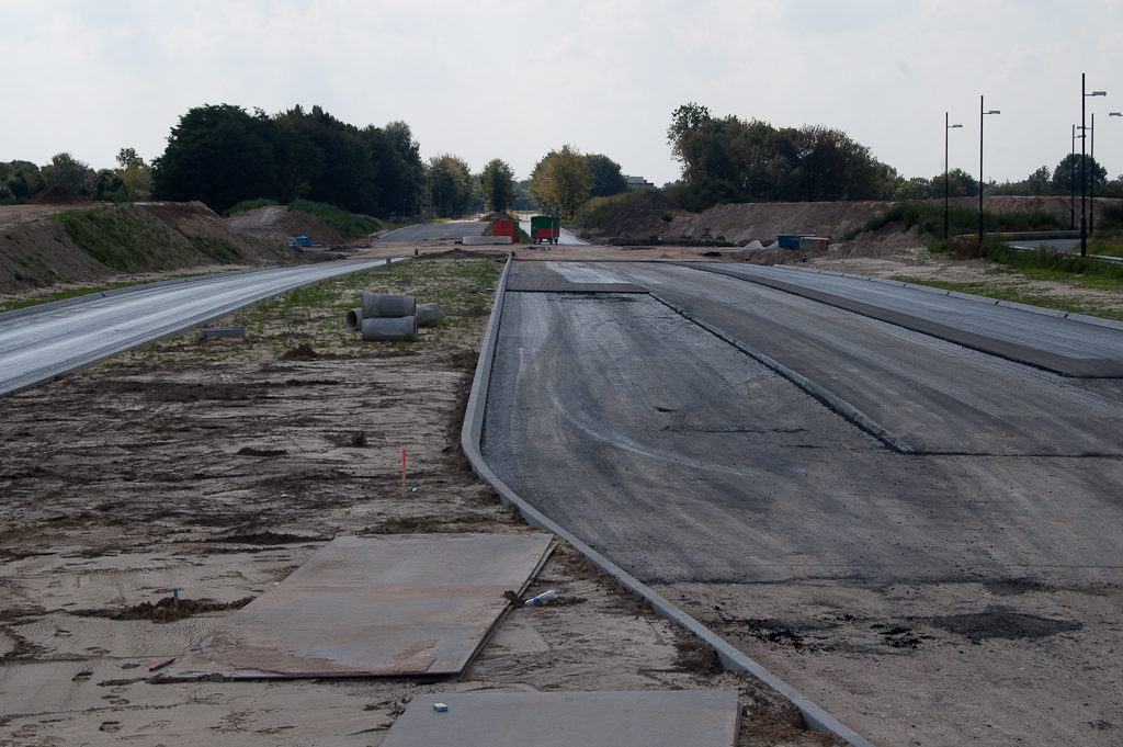 20110903-131418.jpg - Mooie configuratie achtergelaten door de asfaltploeg op de Noord-Brabantlaan. We krijgen dus drie lagen asfalt, maar het hechtmiddel op de meest rechtse rijstroken suggereert dat er nog een vierde op komt...  week 201134 