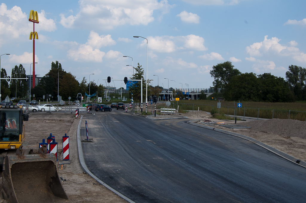 20110903-131445.jpg - Het nieuwe asfalt op de zuidelijke rijbaan van de Noord-Brabantlaan is doorgetrokken tot het bestaande wegvak naar het viaduct met de N2/A2. Opstelstroken voor verkeer naar de Sliffertsestraat (links) en eentje naar een wat vage keerlus configuratie.  week 201134 