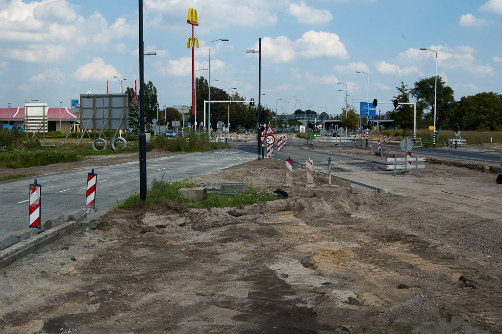 20110903-131637.jpg - Busbaan-beton weer compleet. Van de voorbije fasering van het busverkeer over het werkterrein is ook gebruik gemaakt om nieuw asfalt te draaien in de noordelijke rijbaan van de Noord-Brabantlaan, maar dit sluit nog niet aan op het andere nieuwe asfalt van drie foto's eerder.  week 201134 