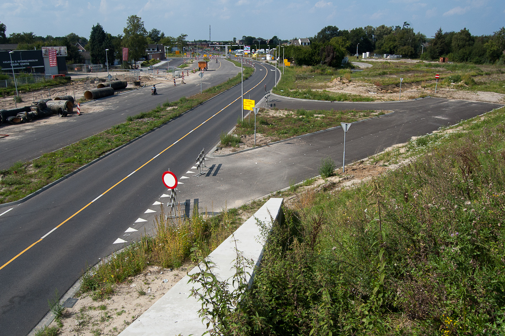 20110903-134153.jpg - Verkeersborden geplaatst in de afrit vanuit de richting Amsterdam in de toekomstige aansluiting Meerenakkerweg op de N2. Verder ontwaren we een wat troosteloze berg rioolbuizen.  week 201129 