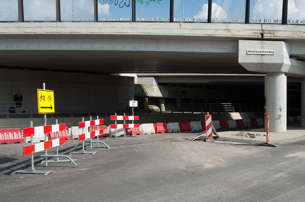 20110903-134429.jpg - Fietsverkeer wordt nu gefaseerd over de noordelijke rijbaan onder het viaduct. Dat schept werkruimte voor de aanleg van de zuidelijke toe- en afrit.