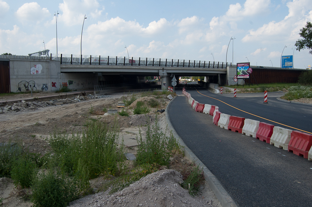 20110903-135439.jpg - Niet alleen het fietsverkeer is verlegd. Aan de Eindhovense (oost) zijde van het viaduct Meerenakkerweg is het ontbrekende wegvakje in de noordelijke rijbaan voltooid, en de slingerfasering naar de zuidelijke rijbaan opgeheven.  week 201129 