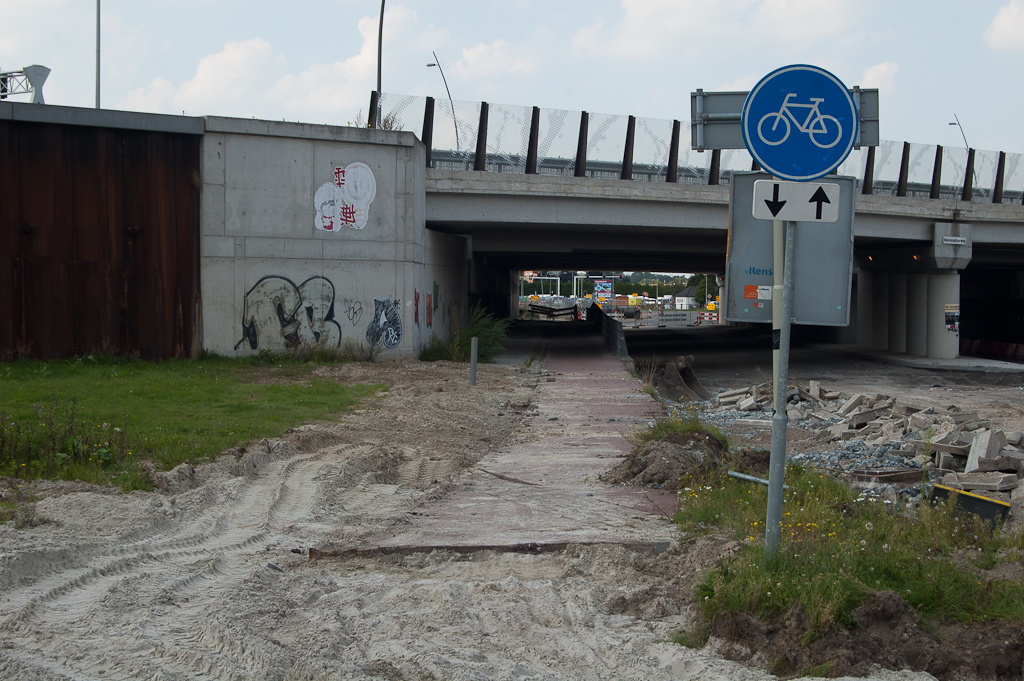 20110903-135547.jpg - "Tijdelijke" situatie met tweerichtingen fietsverkeer over het zuidelijk fietspad bestaat al sinds de openstelling van het viaduct Meerenakkerweg in 2005. Het fietspad is daarvoor aan de smalle kant. Dat kan nu worden aangepakt. Het fietspad moet immers toch worden gesloopt voor de aanleg van de afrit. Onder het viaduct zal het trottoir moeten worden versmald.