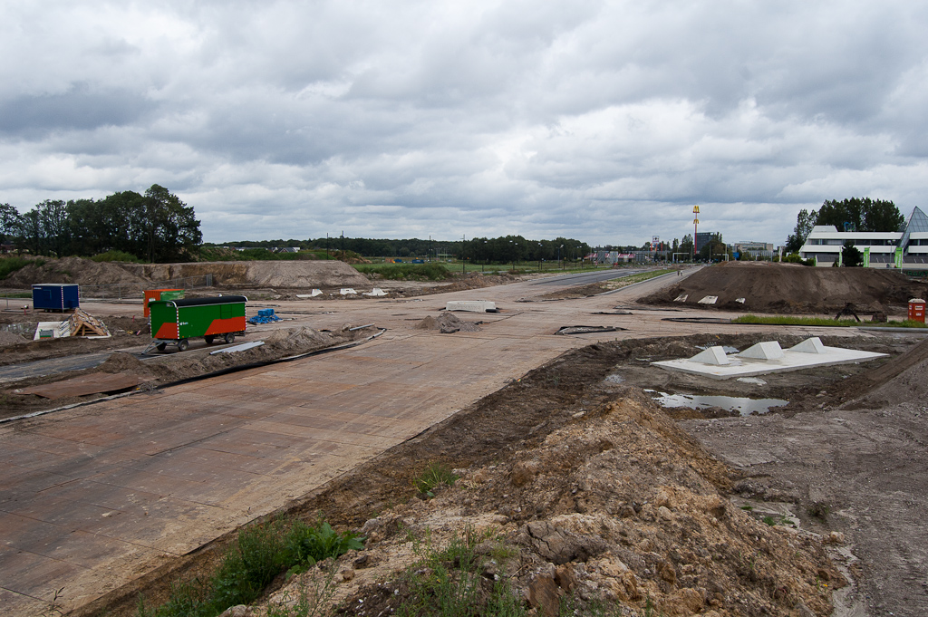 20110911-114348.jpg - Zo op het eerste gezicht lijkt men de afgelopen week enkel te hebben gewerkt aan de Hovenring hoekpunten. Drie stuks zien er nu gereed uit. De vierde (links) heeft nog bekisting.  week 201135 