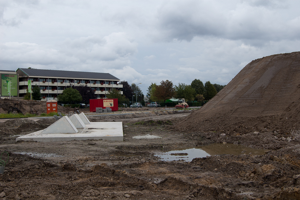 20110911-114718.jpg - Zo te zien afgewerkt talud in het zuidelijk hoekpunt. Daarover fiets je in de toekomst een aanbrug van de rotonde op, die met een T-kruising uitkomt op de eigenlijke rotonde-brug.  week 201128 