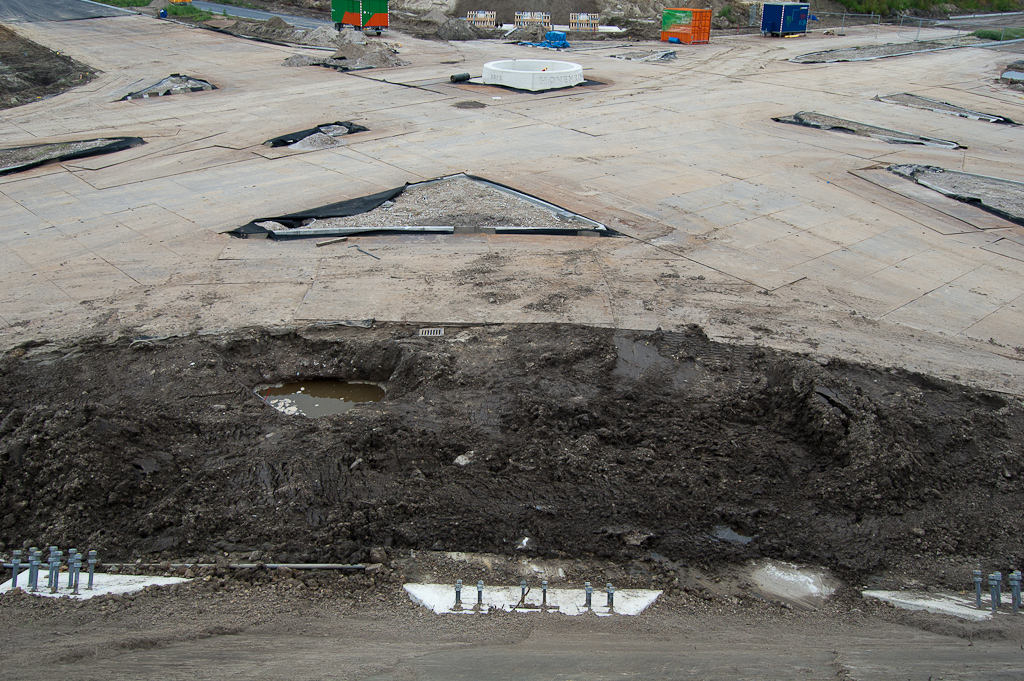20110911-115235.jpg - Er zou dan ook het visuele effect optreden dat de rotondesteunen uit het talud steken. Bij het zuidelijk talud van drie foto's eerder steken ze optisch uit het maaiveld omhoog.