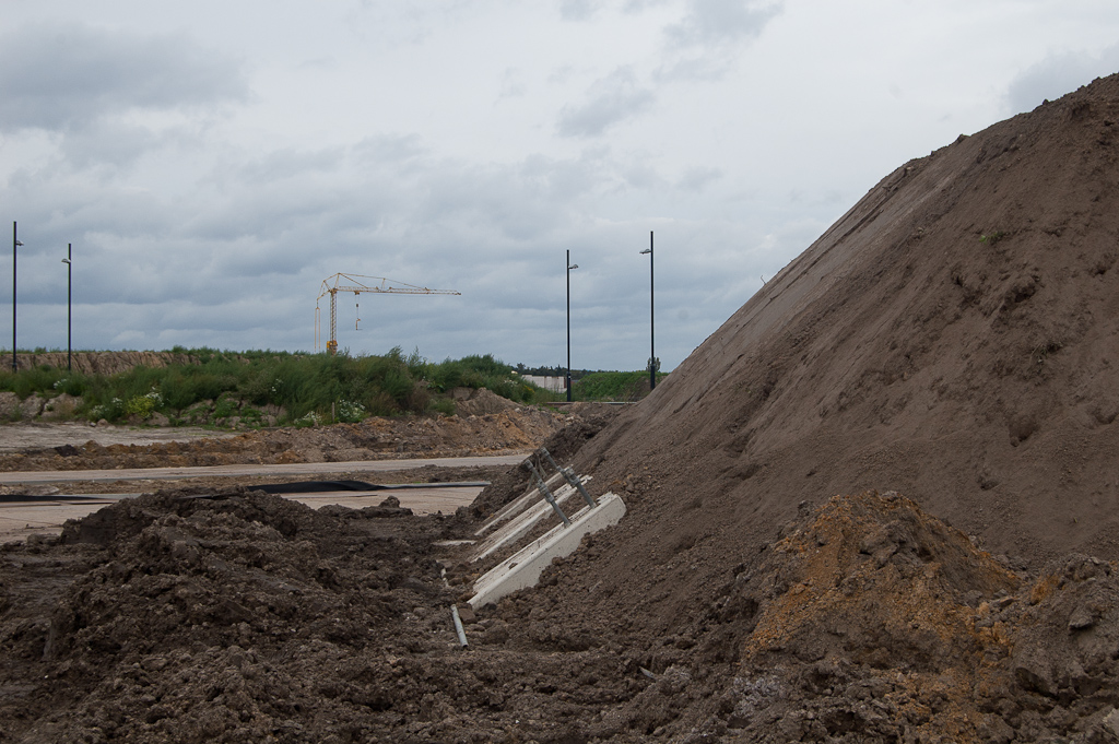 20110911-115547.jpg - Andere aanpak in het oostelijk hoekpunt waar men de betonnen staandervoet lijkt te willen integreren met het talud. De aanbrug naar de fietsrotonde zou hier dan een stuk korter worden. Toch hebben we op de visualisaties steeds symmetriche ontwerpen gezien.  week 201126 