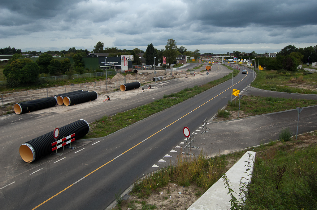 20110911-121523.jpg - Nieuwe voorraad rioolbuizen aan de westzijde van het viaduct Meerenakkerweg...  week 201135 