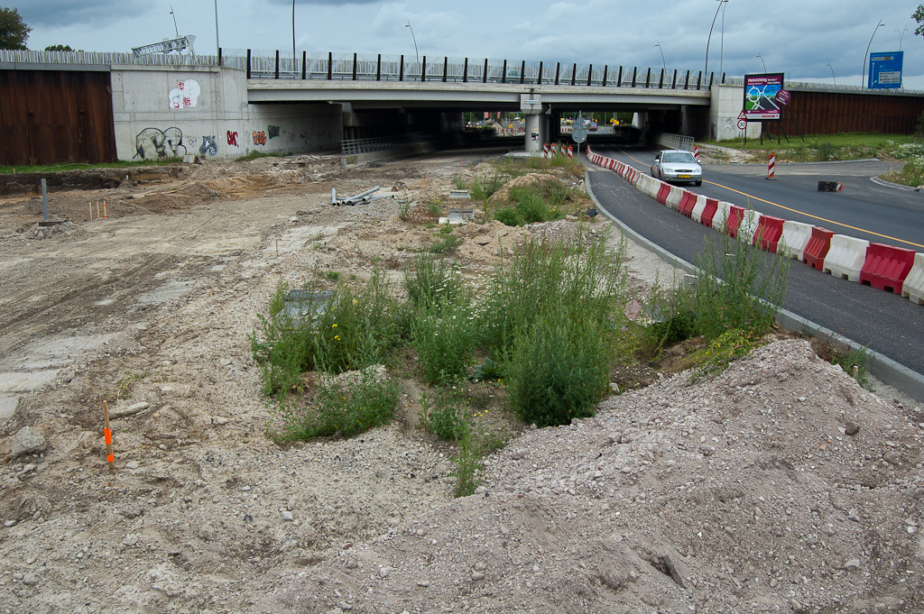 20110911-122652.jpg - Slopen gaat door in de zuidelijke rijbaan ten oosten van het viaduct Meerenakkerweg...  week 201135 