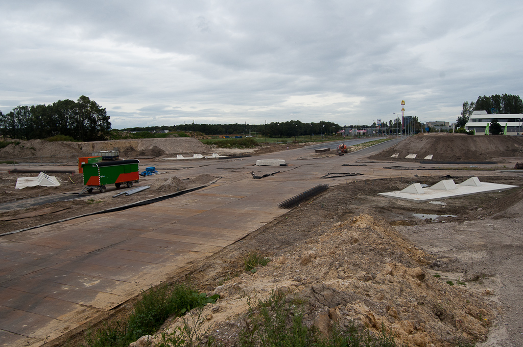 20110917-142634.jpg - Betonwerk afgerond in alle vier de hoekpunten van de Hovenring. Maar nieuwe wapeningsskeletten liggen al gereed.  week 201135 