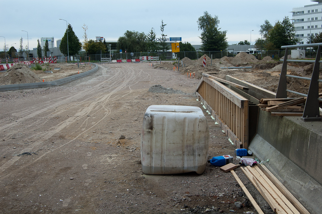 20110917-145049.jpg - ...en ook het vierde betonwerkje voor de overgang van betonnen grondkering naar opsluitband.  week 201136 