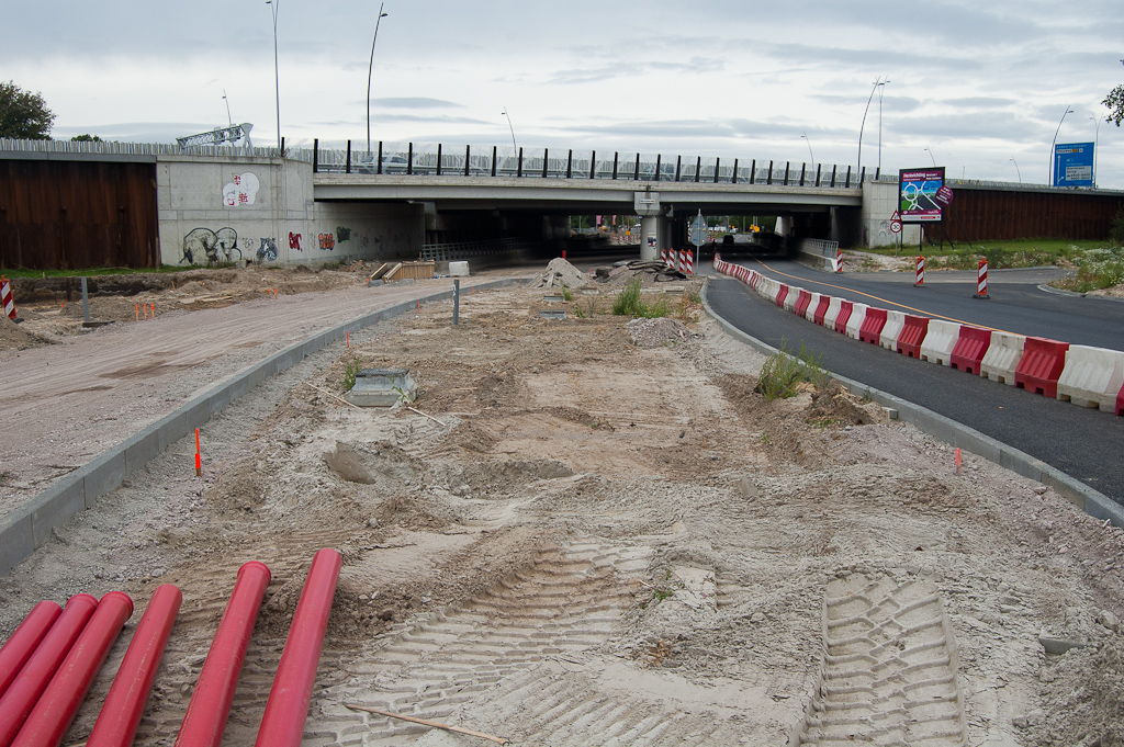 20110917-150007.jpg - Herhaling van zetten bij het viaduct Meerenakkerweg. Als laatste is de zuidelijke rijbaan in de Meerakkerweg aan Eindhovense zijde aan de beurt. Dus weer puinfundering en opsluitbanden die de rijbaan initieel vormgeven...  week 201136 