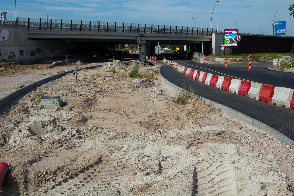 20110924-124250.jpg - Subtiele wijziging in de situatie aan de oostzijde van het viaduct Meerenakkerweg, althans vanuit dit standpunt...  week 201137 