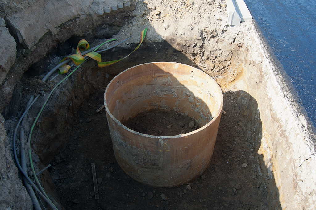 20111001-132603.jpg - Zo ziet het eruit in de buitenberm. We gokken erop dat men een betonnen fundering gaat storten, waarop het eigenlijke portaal wordt bevestigd.