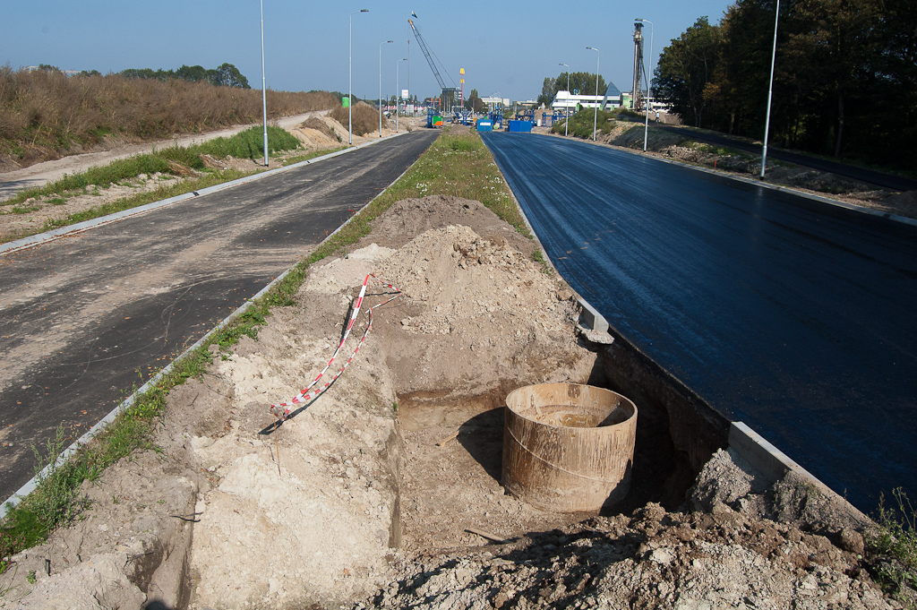 20111001-133154.jpg - Een wat grotere bak ontgraven in de middenberm van de Heerbaan.  week 201135 