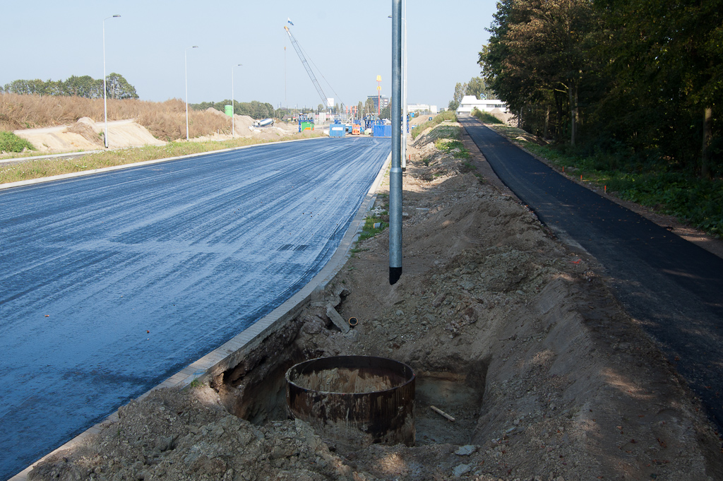 20111001-133442.jpg - Eerste asfalt op de fietspaden op de hellingen naar de rotonde. Behalve hier in de Heerbaan is dat ook gebeurd op een tweetal andere taluds in Noord-Brabantlaan en Heistraat.  week 201135 