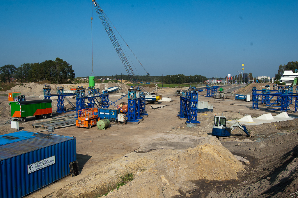 20111001-133731.jpg - De Belgen nemen hun tijd voor het opbouwen van de tijdelijke ondersteuningsconstructie voor de fietsrotonde Hovenring.  week 201138 