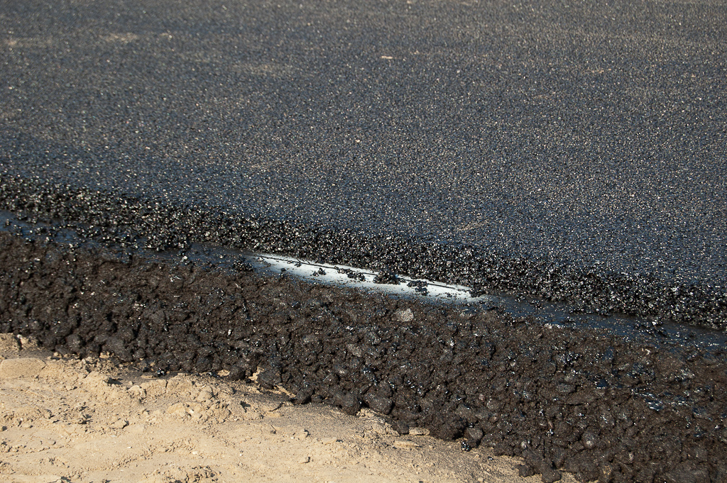 20111001-135517.jpg - Het lijkt het fijnkorrelige geluidreducerende materiaal dat we bijvoorbeeld ook zien in  de Tilburgseweg , maar waarvan we nog steeds niet weten hoe het heet.