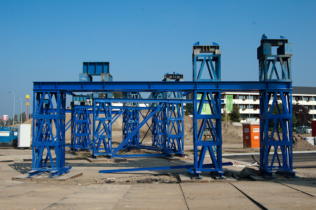 20111001-140002.jpg - De fietsbrug komt vermoedelijk op de twee buitenste steunen. De binnenste zou dan zijn voor de lamellenring.