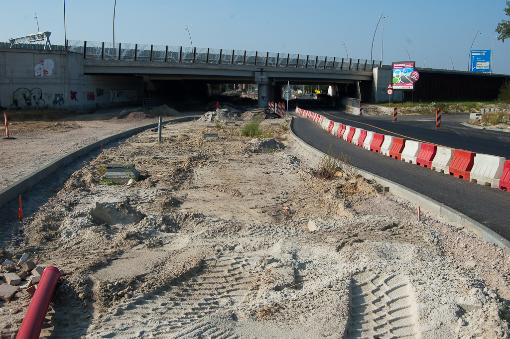 20111001-142650.jpg - Vanuit het vaste standpunt aan de oostzijde van het viaduct Meerenakkerweg weer geen opvallende wijzigingen. Daarvoor moeten we dichterbij gaan kijken, zoals onder het viaduct aan de linkerkant...  week 201138 